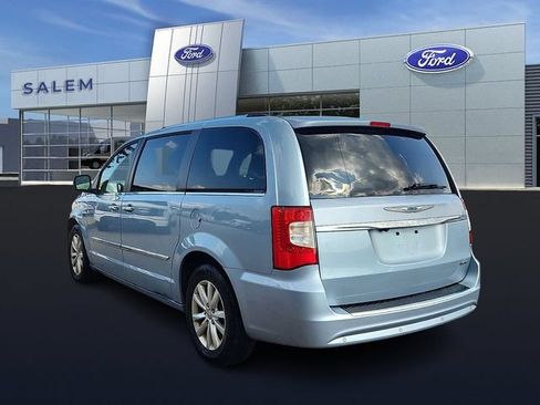 Used 2016 Chrysler Town & Country Limited Platinum FWD image 4