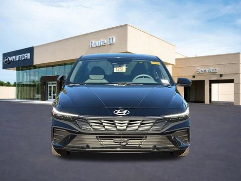 Used 2025 Hyundai Elantra Hybrid FWD image 2