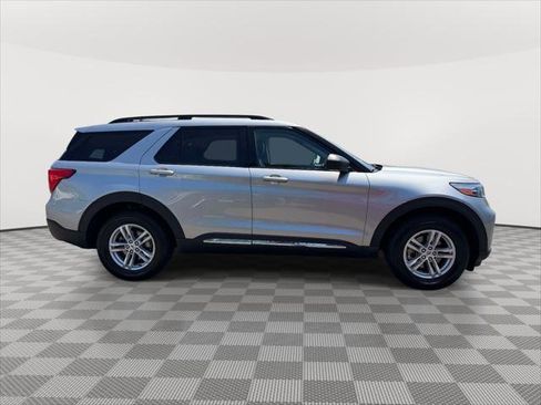 Used 2022 Ford Explorer XLT w/ Equipment Group 202A AWD/4WD image 3