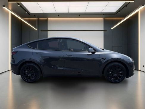 Used 2024 Tesla Model Y Long Range AWD/4WD image 7