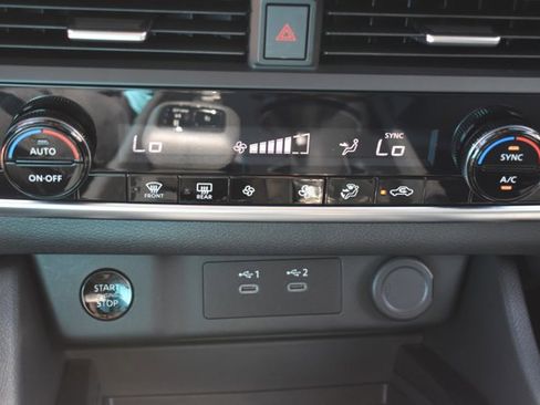 Used 2025 Nissan Rogue SV FWD image 23