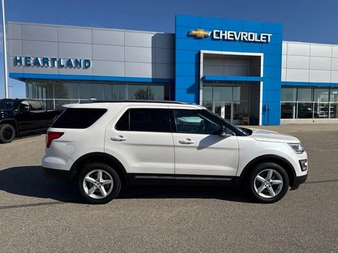 Used 2016 Ford Explorer XLT w/ Equipment Group 202A AWD/4WD image 9