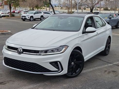 Used 2025 Volkswagen Jetta SE image 2