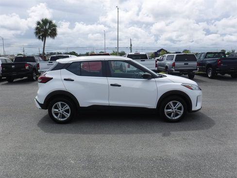Used 2023 Nissan Kicks S FWD image 3