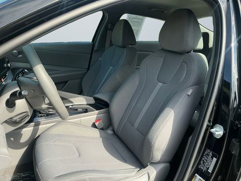 Used 2023 Hyundai Elantra SE FWD image 10
