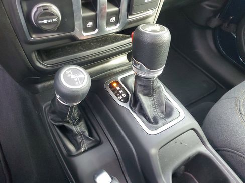 Used 2025 Jeep Wrangler Sport image 23