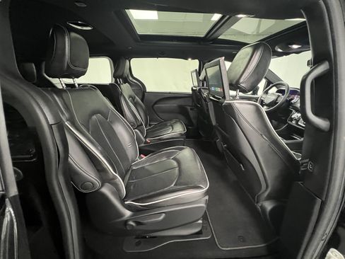 Used 2023 Chrysler Pacifica Limited w/ Uconnect Theater Family Group FWD image 52