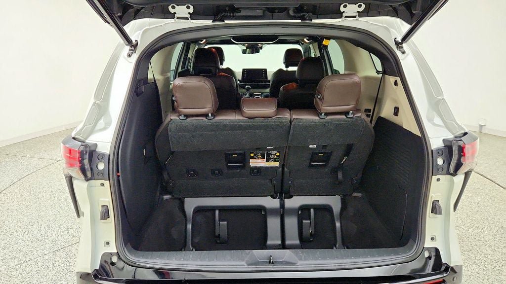 Used 2021 Toyota Sienna Platinum AWD/4WD image 22