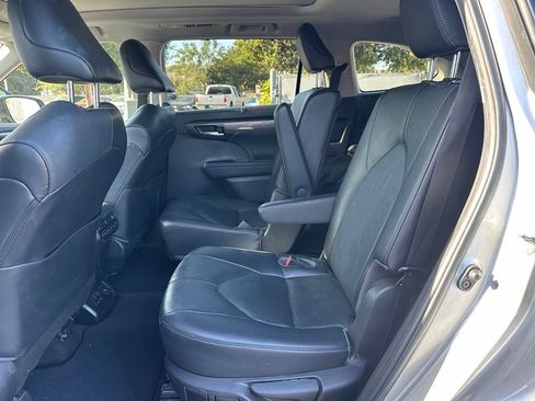 Used 2023 Toyota Highlander Platinum FWD image 9