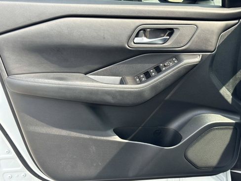 Used 2025 Nissan Rogue SV FWD image 18