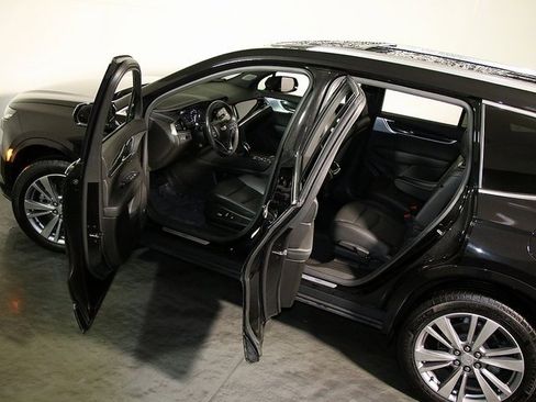 Used 2024 Cadillac XT6 Premium Luxury image 5