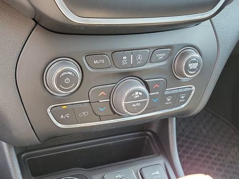 Used 2021 Jeep Cherokee Latitude Lux w/ Comfort/Convenience Group AWD/4WD image 18