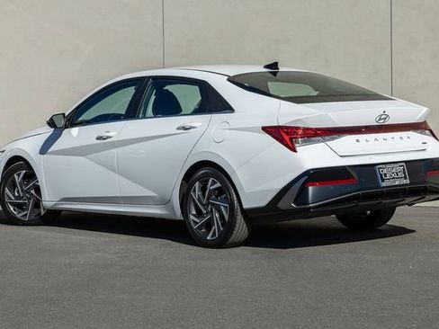 Used 2024 Hyundai Elantra Limited image 3