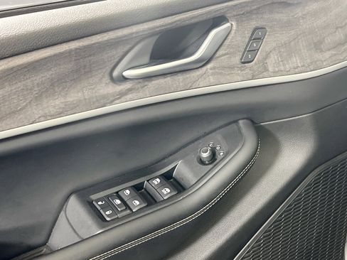 Used 2023 Jeep Grand Cherokee Limited w/ Black Appearance Package AWD/4WD image 18