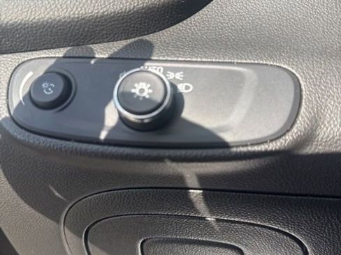 Used 2020 Chevrolet Trax LT w/ LT Convenience Package image 18