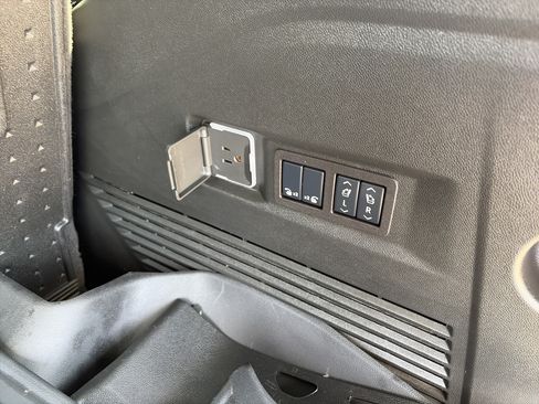 Used 2025 Chevrolet Tahoe High Country AWD/4WD image 20