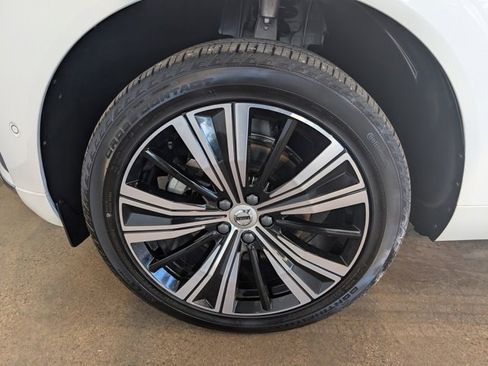 Used 2023 Volvo XC60 B5 Plus image 10