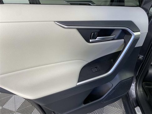 Used 2025 Toyota RAV4 XLE image 27