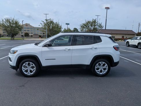 Used 2024 Jeep Compass Latitude AWD/4WD image 6