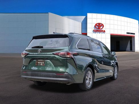 Used 2026 Toyota Sienna XLE FWD image 10