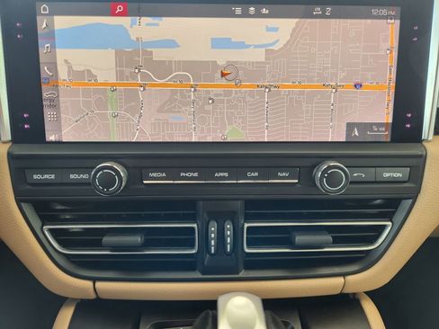 Used 2020 Porsche Macan AWD/4WD image 19