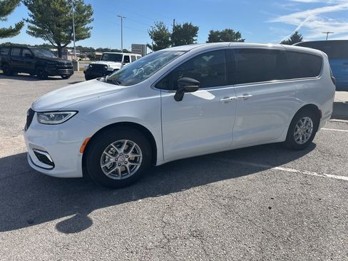 New 2026 Chrysler Pacifica Select image 14
