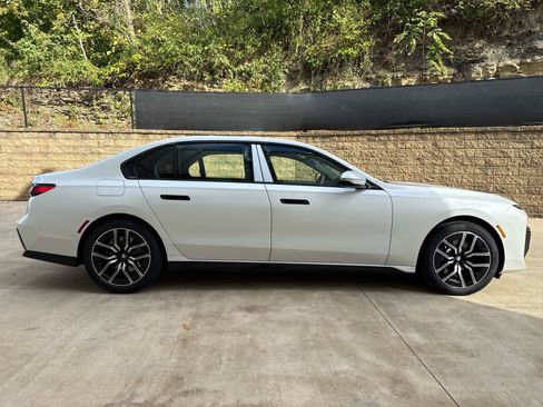 Used 2026 BMW 740i xDrive w/ Premium Package AWD/4WD image 7