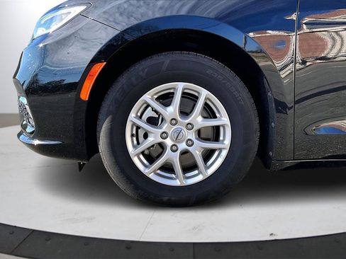 Certified 2024 Chrysler Pacifica Touring-L image 33