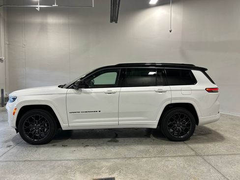 New 2026 Jeep Grand Cherokee L Summit w/ Obsidian Package AWD/4WD image 9