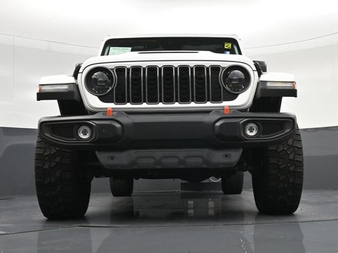 Used 2025 Jeep Gladiator Mojave w/ Convenience Group AWD/4WD image 32