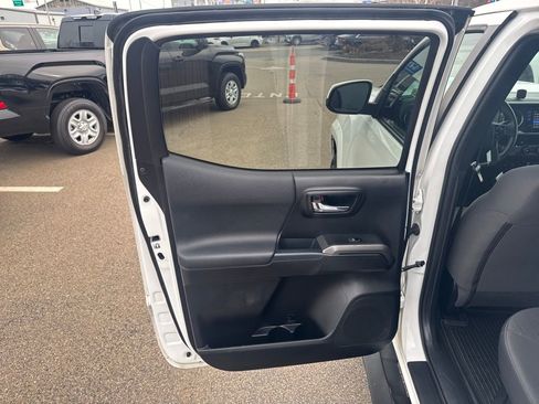 Used 2018 Toyota Tacoma TRD Sport w/ Technology Package image 35