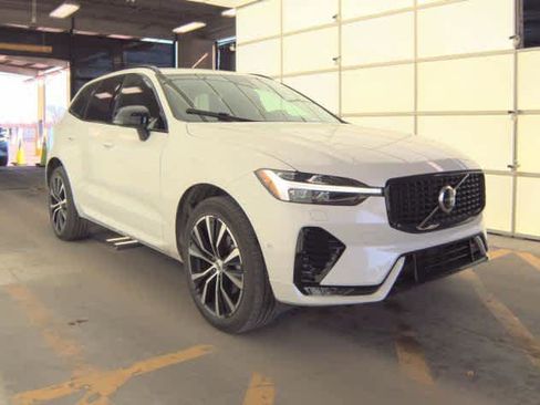 Used 2025 Volvo XC60 B5 Plus image 3