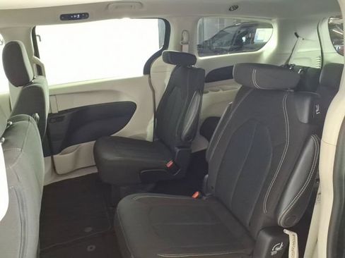 Used 2023 Chrysler Voyager LX FWD image 9