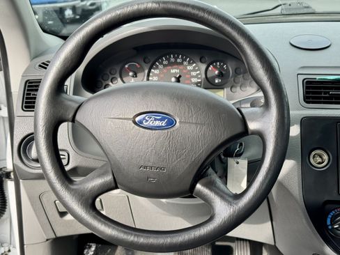 Used 2005 Ford Focus ZX4 Sedan FWD image 13