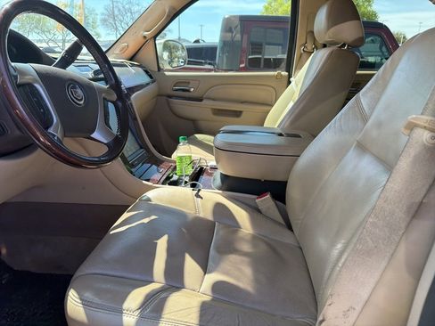 Used 2011 Cadillac Escalade Premium image 9