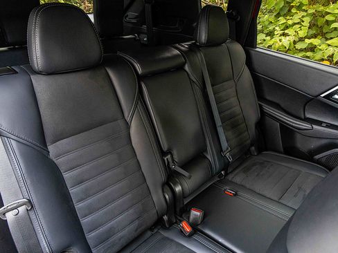 Used 2024 Mitsubishi Outlander AWD image 26