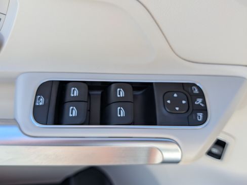 Used 2025 Mercedes-Benz GLB 250 4MATIC image 19