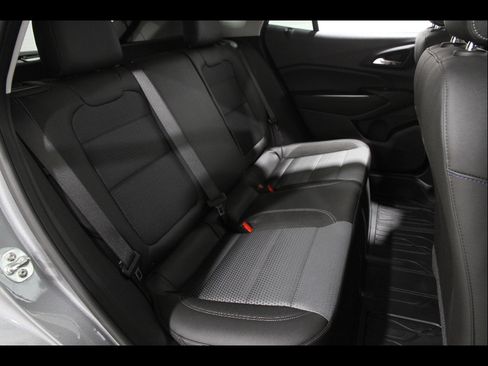 Certified 2025 Chevrolet Trax LT w/ Sunroof Package FWD image 17