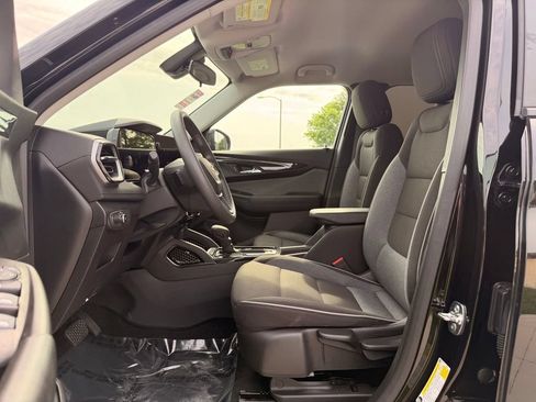 Used 2025 Chevrolet TrailBlazer LT FWD image 2