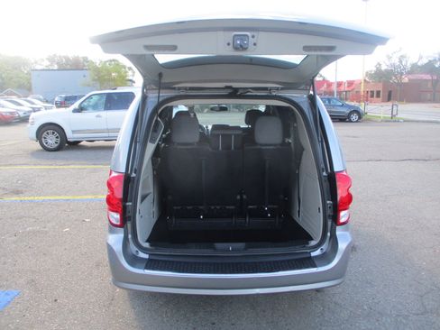 Used 2016 Dodge Grand Caravan SXT image 6