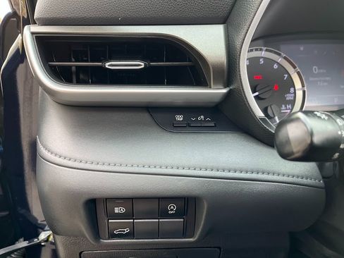 Used 2023 Toyota Highlander XLE image 11