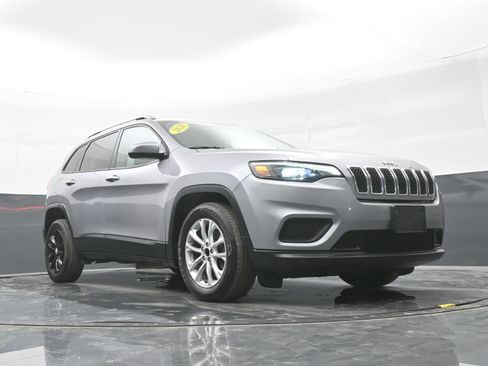 Used 2020 Jeep Cherokee Latitude w/ Cold Weather Group FWD image 41