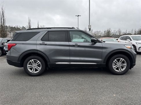 Used 2022 Ford Explorer XLT image 2