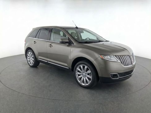 Used 2012 Lincoln MKX FWD image 2