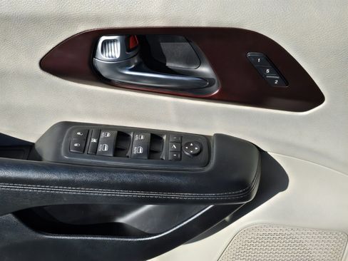 Used 2020 Chrysler Pacifica Limited image 13