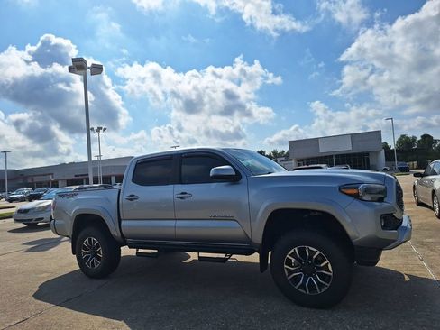 Used 2023 Toyota Tacoma TRD Sport w/ Technology Package AWD/4WD image 3
