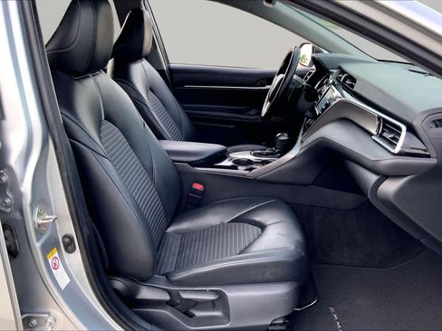 Used 2018 Toyota Camry SE w/ Convenience Package FWD image 9