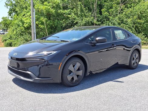 Used 2025 Toyota Prius LE FWD image 3