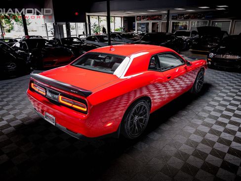 Used 2015 Dodge Challenger SRT Hellcat RWD image 4