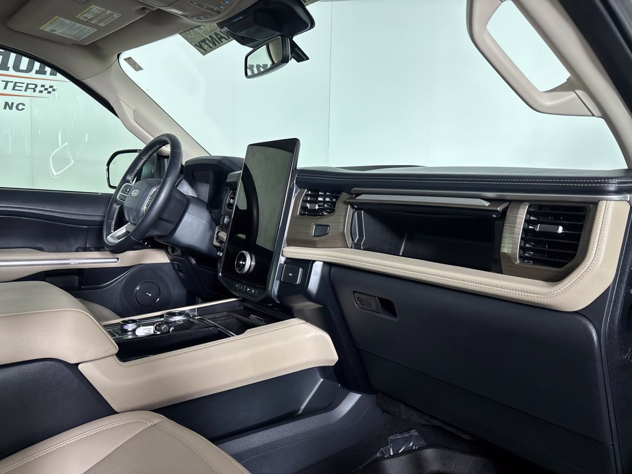 Used 2024 Ford Expedition Limited AWD/4WD image 34
